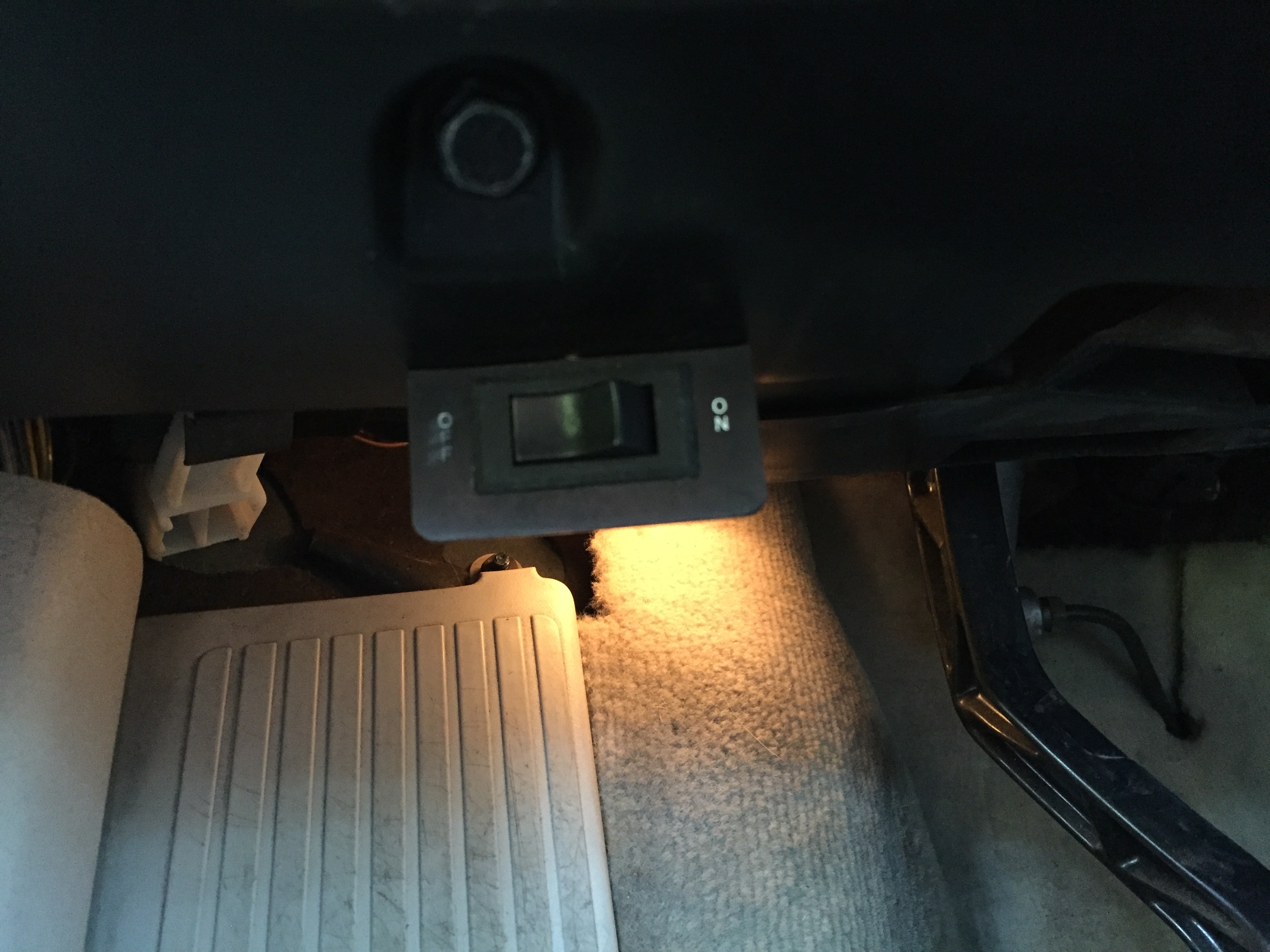 Toggle switch under knee/kick panel for servo